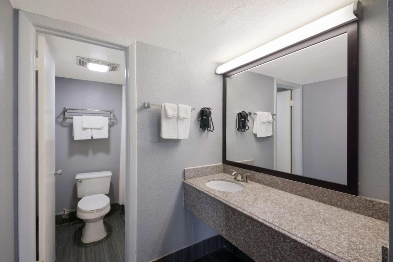 Econo Lodge Near The Domain - The Arboretum Остин Екстериор снимка