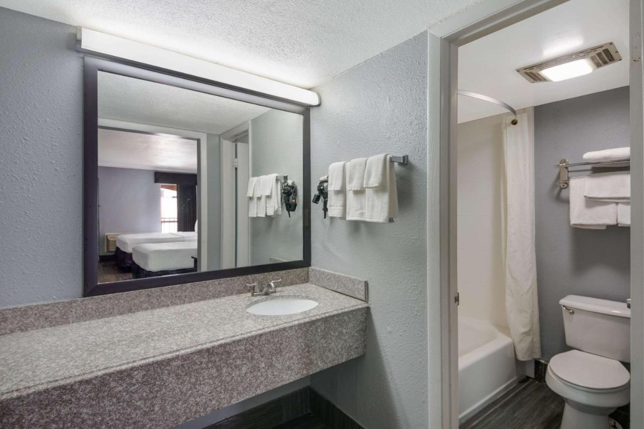 Econo Lodge Near The Domain - The Arboretum Остин Екстериор снимка